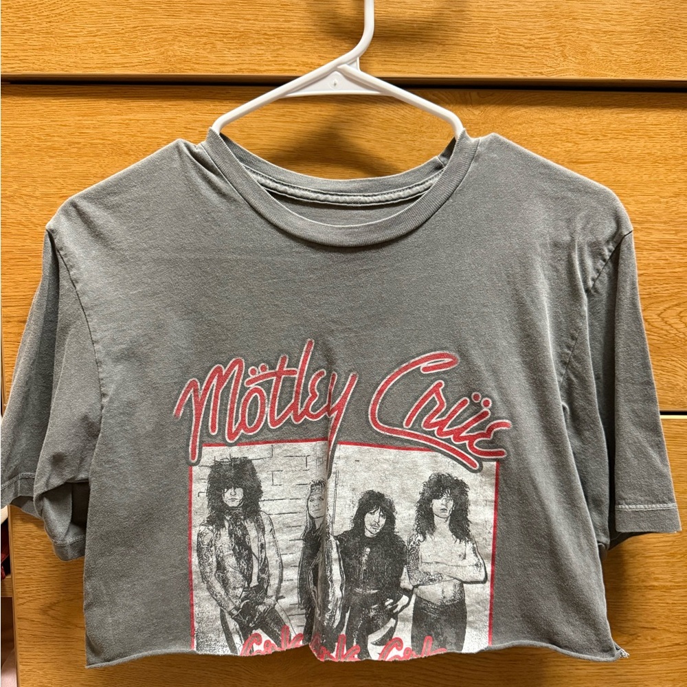 Gray Mötley Crüe Graphic Crop Top